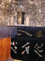 Гробница Давида. Кенотаф, накрытый расшитым бархатным покрывалом, хорошо видны музыкальные инструменты.