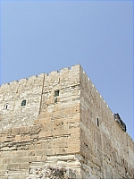 Вид с юга на стену Храмовой горы, два окна, одно под другим - комната Колыбели Иисуса.