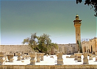 Справа - Музей исламского искусства, двор которого уставлен древними капителями, прямо - Марроканская мечеть с минаретом, левее - Мечеть Женщин.