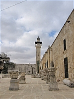 Справа - Музей исламского искусства, прямо - Марроканская мечеть с минаретом.