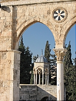 Куббат аль-Хаддар (аль-Хидр) в проеме аркады.