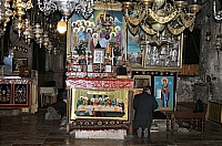 Гробница Девы Марии. Молитва у алтаря.