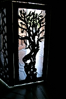 Храм всех наций. Дверь с изображением оливкового дерева и оленя. Вид изнутри.