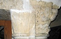 Средневековая капитель с изображением животных.