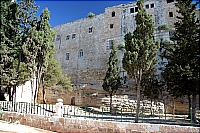 Крепость Антония. Скала, на которой ранее располагалась крепость, а теперь находится школа.