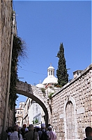 Вид на арку и монастырь «Ecce Homo".