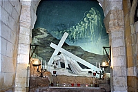 Виа Долороза. Третья остановка. Интерьер Польской часовни. Изображение Христа, падающего первый раз.