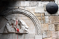 Виа Долороза. Четвертая остановка. Рельеф на фасаде часовни со следами краски, символизирующими кровь.