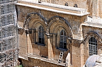 Храм Гроба Господня. Окна над входом. Лестница стоит здесь с 1800-х. Ее не могут убрать из-за споров различных христианских общин по поводу того, кому принадлежит эта часть храма.